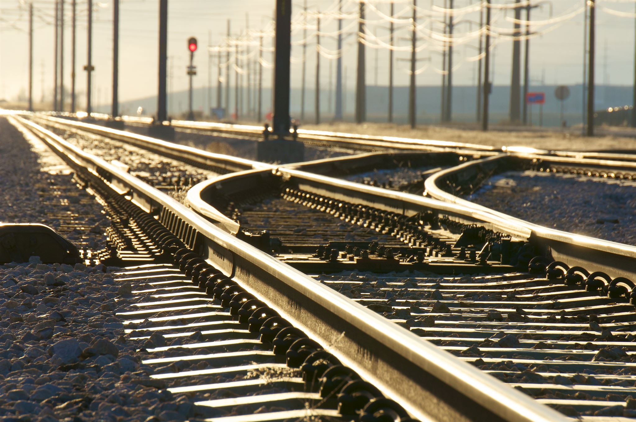 Een-spoorknooppunt-en-elektriciteitslijnen