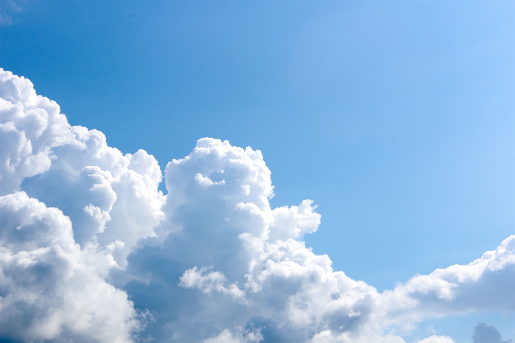 Pluizige-wolken-in-een-blauwe-lucht