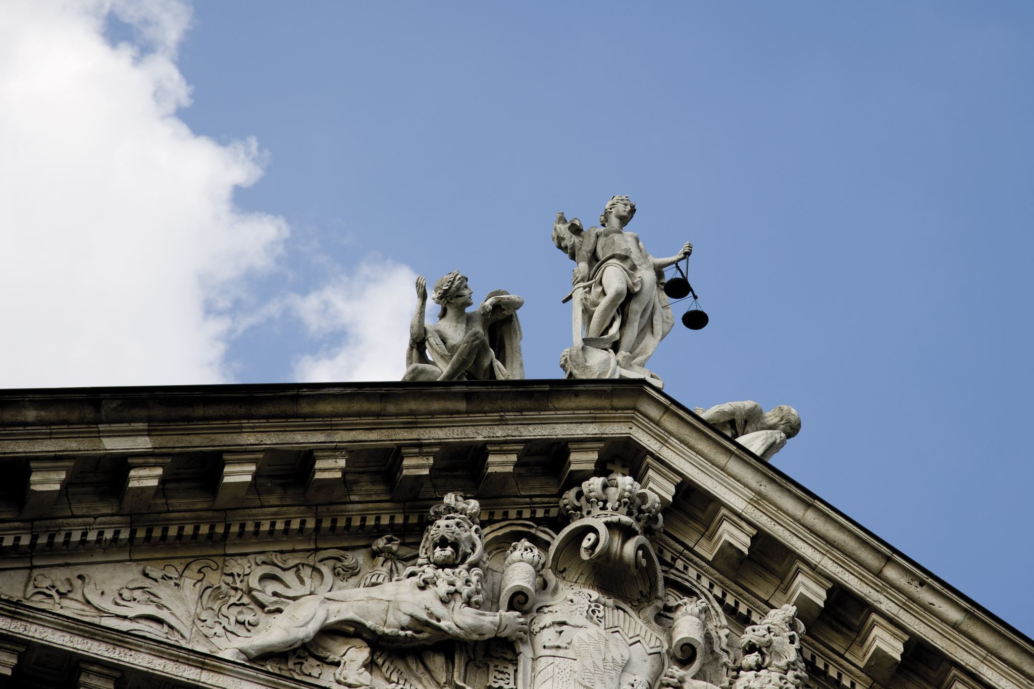 Standbeeld-boven-op-een-gebouw