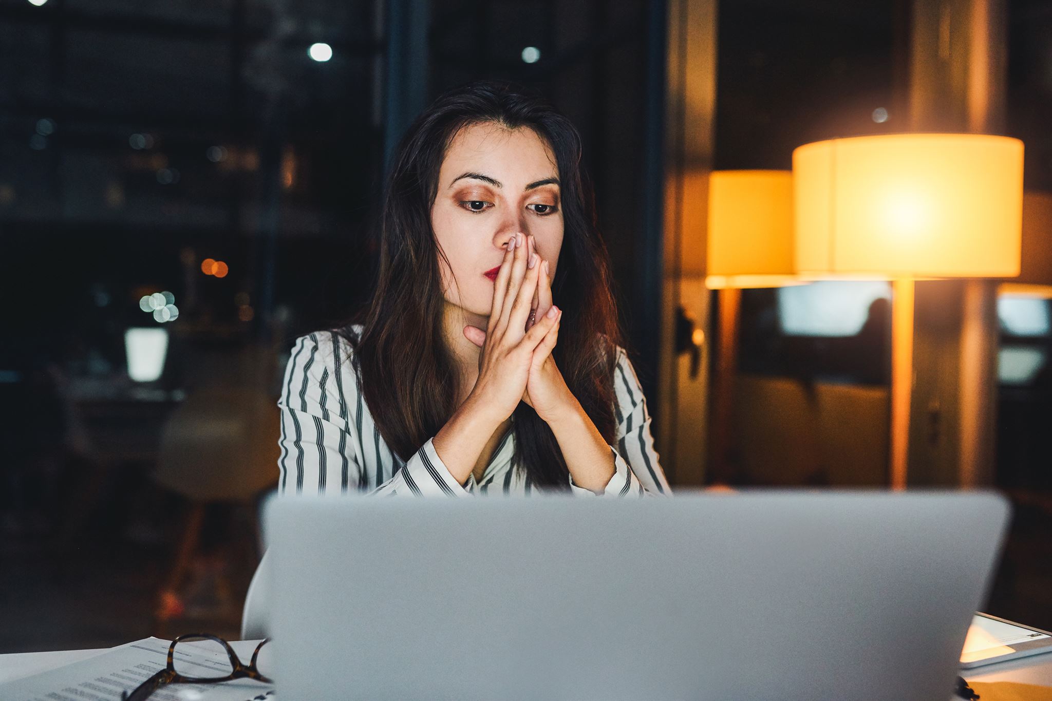 Vrouw-die-naar-laptop-kijkt